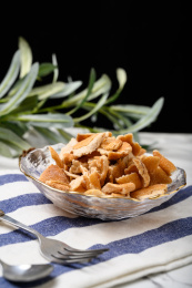 桌面上的玻璃盘子里的美味的九制陈皮