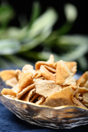 桌面上的玻璃盘子里的美味的九制陈皮