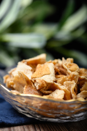 桌面上的玻璃盘子里的美味的九制陈皮