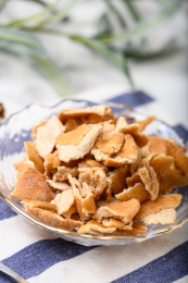 桌面上的玻璃盘子里的美味的九制陈皮