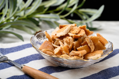 桌面上的玻璃盘子里的美味的九制陈皮