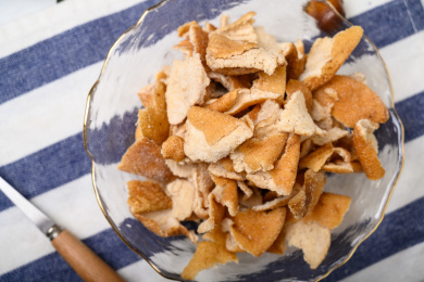 桌面上的玻璃盘子里的美味的九制陈皮