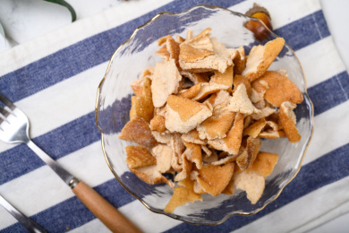 桌面上的玻璃盘子里的美味的九制陈皮