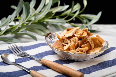 桌面上的玻璃盘子里的美味的九制陈皮