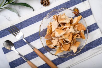 桌面上的玻璃盘子里的美味的九制陈皮