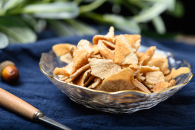 桌面上的玻璃盘子里的美味的九制陈皮