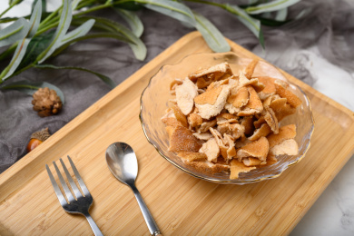 桌面上的玻璃盘子里的美味的九制陈皮