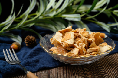 桌面上的玻璃盘子里的美味的九制陈皮