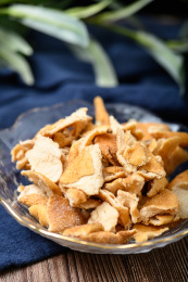 桌面上的玻璃盘子里的美味的九制陈皮