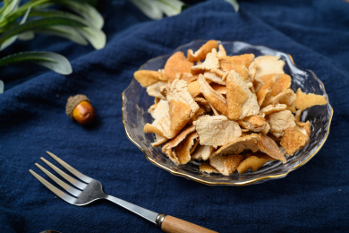 桌面上的玻璃盘子里的美味的九制陈皮