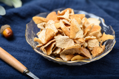 桌面上的玻璃盘子里的美味的九制陈皮