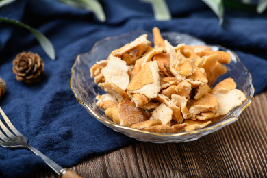 桌面上的玻璃盘子里的美味的九制陈皮