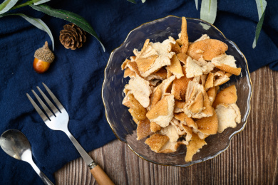 桌面上的玻璃盘子里的美味的九制陈皮