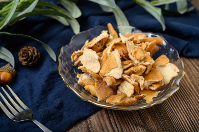 桌面上的玻璃盘子里的美味的九制陈皮