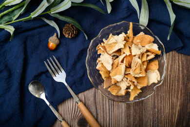 桌面上的玻璃盘子里的美味的九制陈皮