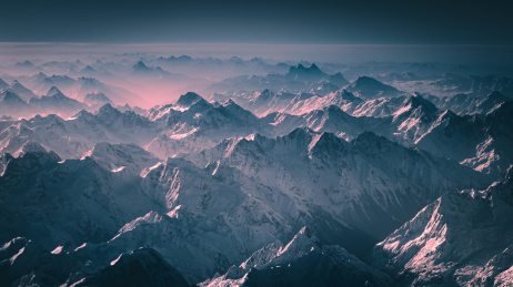 航拍黎明中的中国西藏林芝地区雪山
