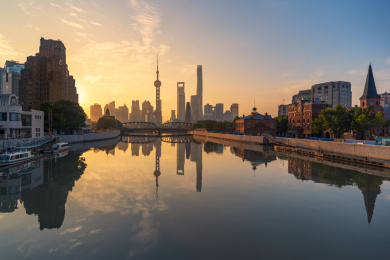 日出时的上海市中心