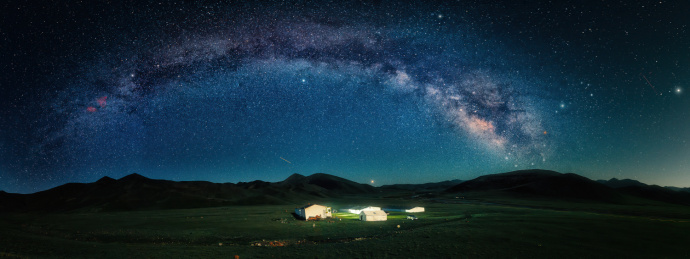 中国青海祁连草原的星空