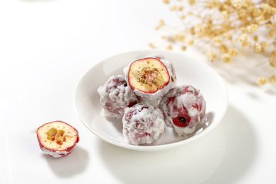 糖雪球糖炒山楂糖球果糖粘子特写白色背景