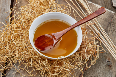 复杂背景中的器皿中盛着的优质食用油