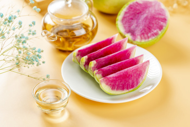 紫心萝卜心里美萝卜特写黄色莫兰迪色系背景