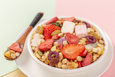 粉色背景上满满一碟草莓燕麦片