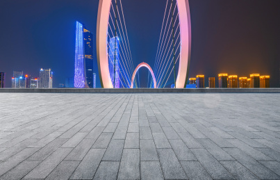 汽车背景，空的广场地板和南京眼步行桥
