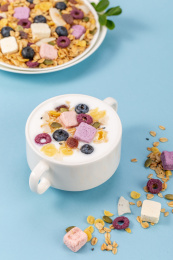 蓝色背景上的满满一碟水果燕麦片