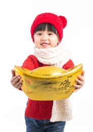 双手捧着金色大元宝的亚洲小女孩