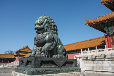 中国北京故宫太和门前的铜狮