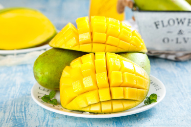 浅蓝底上放着一盘新鲜越南香玉芒