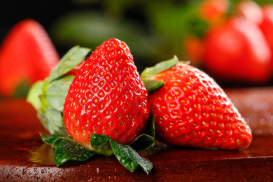 深底上放着有机草莓