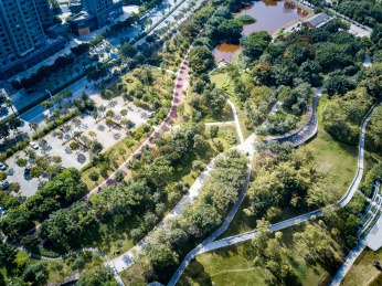 中国广西南宁的江边城市高楼景观