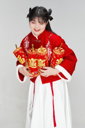 怀抱喜庆爆竹身穿汉服的可爱亚洲少女