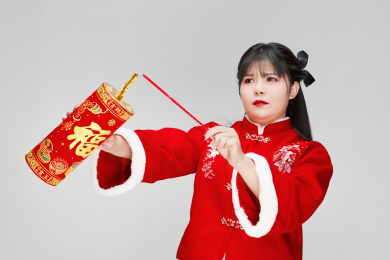 身穿喜庆汉服燃放爆竹的可爱少女