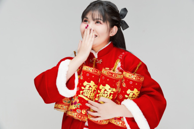 怀抱喜庆爆竹身穿汉服的可爱亚洲少女