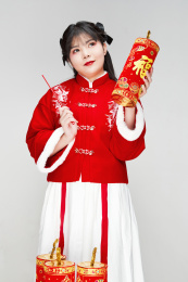 身穿喜庆汉服燃放爆竹的可爱少女