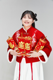 怀抱喜庆爆竹身穿汉服的可爱亚洲少女