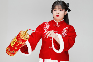 身穿喜庆汉服燃放爆竹的可爱少女