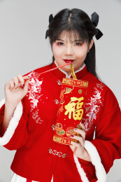 身穿喜庆汉服燃放爆竹的可爱少女