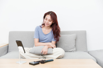 长发美女在客厅直播化妆