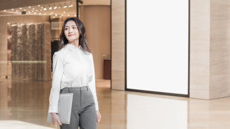 手拿电脑内胆包的亚洲商务女性在商场内