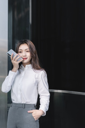 亚洲商务女性正在用手机发语音