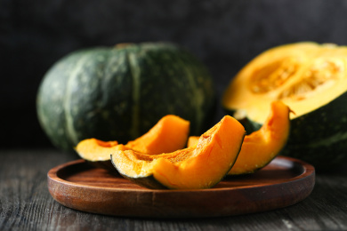 蜂蜜蒸南瓜放在木盘里