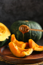 蜂蜜蒸南瓜放在木盘里