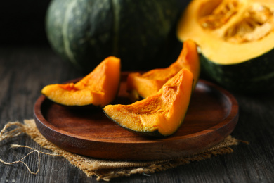 蜂蜜蒸南瓜放在木盘里