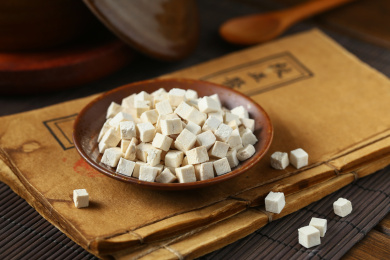 中药茯苓块放在古医书上