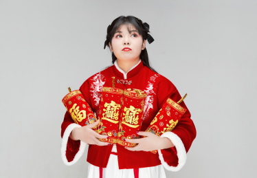 怀抱喜庆爆竹身穿汉服的可爱亚洲少女