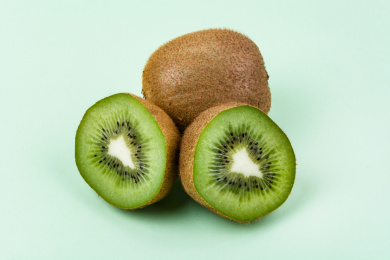 绿色背景上的猕猴桃