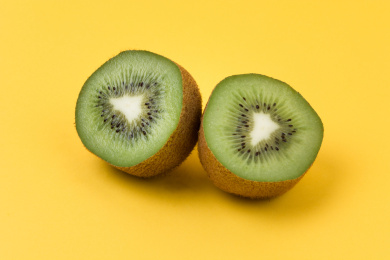 黄色背景上的猕猴桃